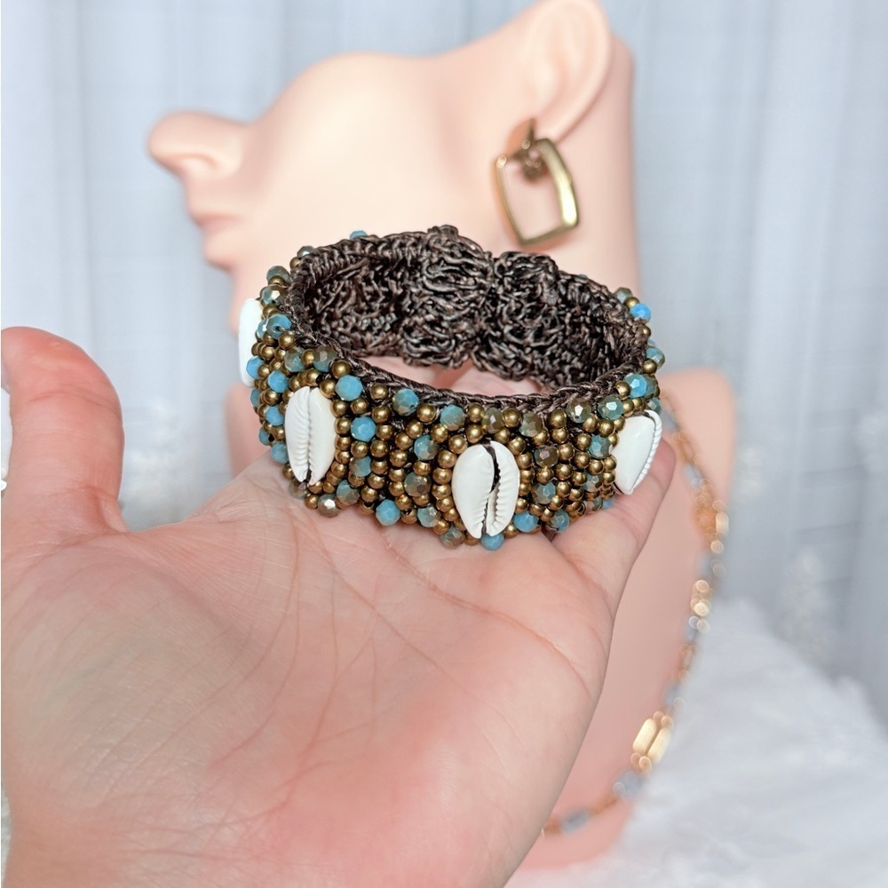 ⚜️ Handcrafted Beaded Bracelet with Shell Accents - Picture 4 of 11